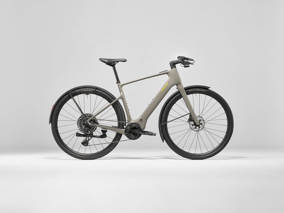 Das neue Cannondale Tesoro Neo Carbon kommt mit Carbonrahmen, Bosch SX und Alltags-Ausstattung daher.