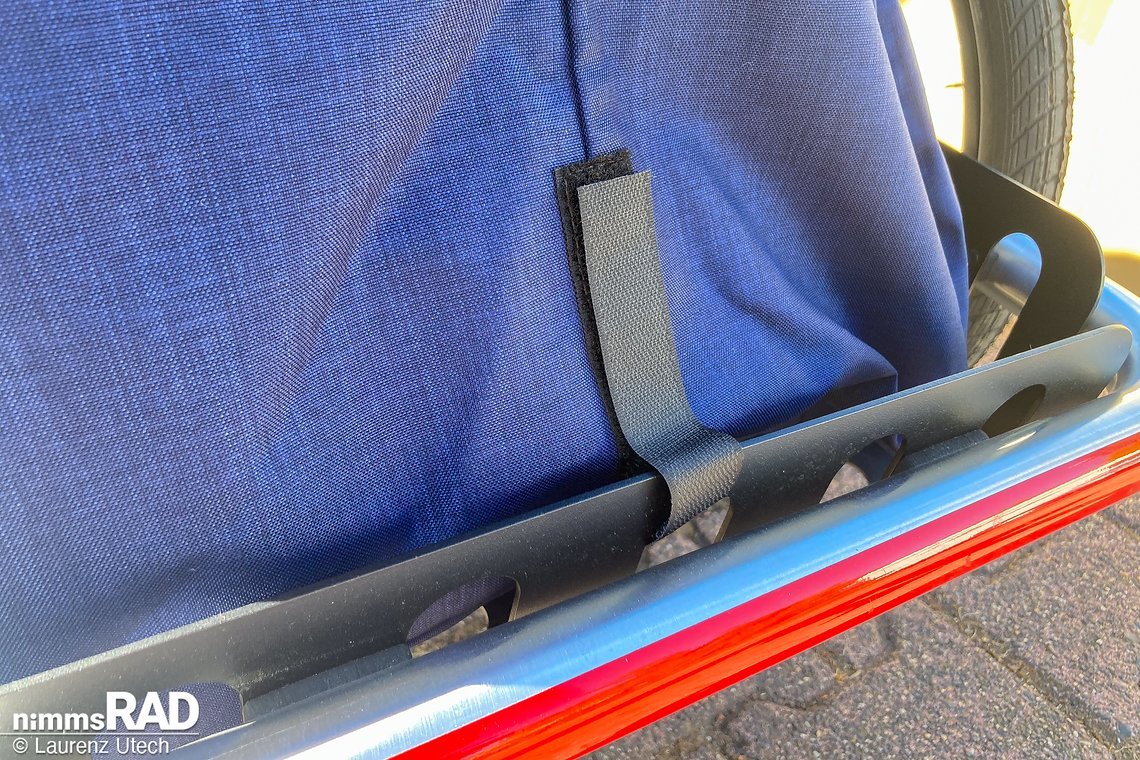 Die Packtasche kann mit integrierten Klettbändern am Hänger fixiert werden.