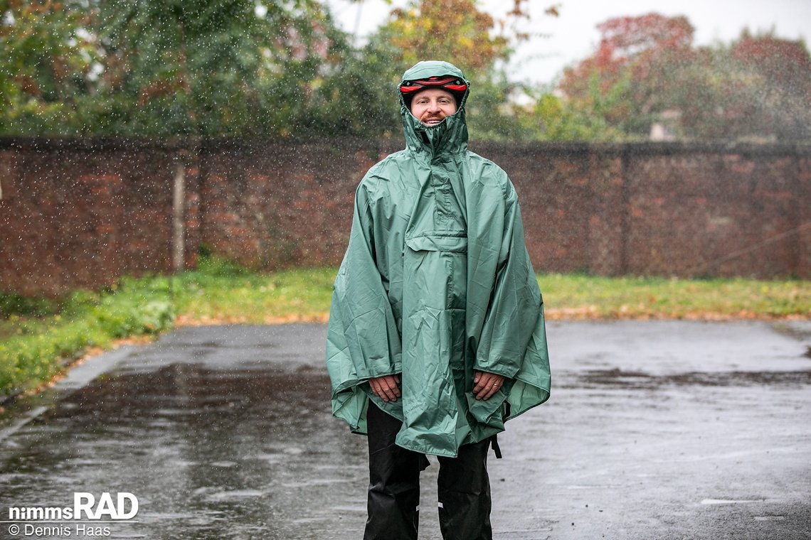 Der Decathlon BTWIN City 100 Regenponcho ist mit 24,99 sehr günstig und eine gute Wahl für gelegentliche Regenfahrten.