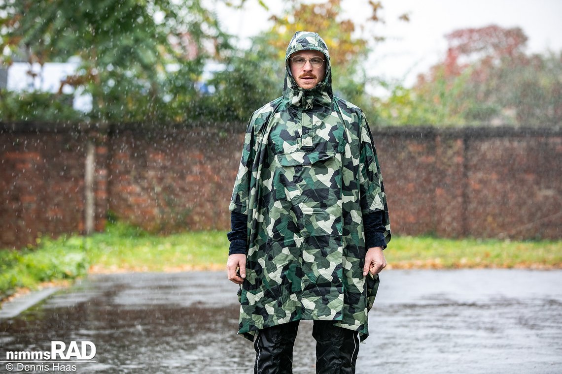 Für Rambo-Radler: Der Mac in a Sac Poncho kommt in Camouflage und lässt die Unterarme frei. Seine Kapuze passt nicht über einen Helm.