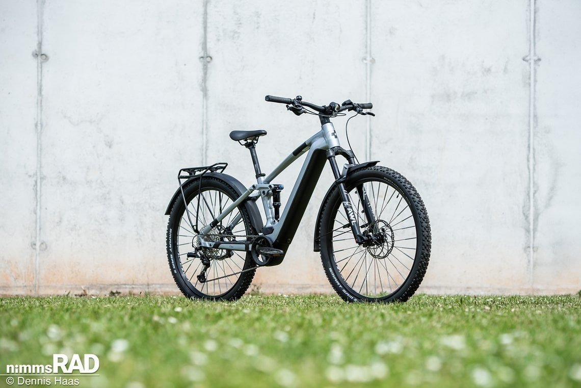 Das Cube Stereo Hybrid 120 Race Allroad ist mit 4.699 € (UVP) das günstigste Bike im Test und kann dennoch mit einer wertigen Ausstattung aufwarten.