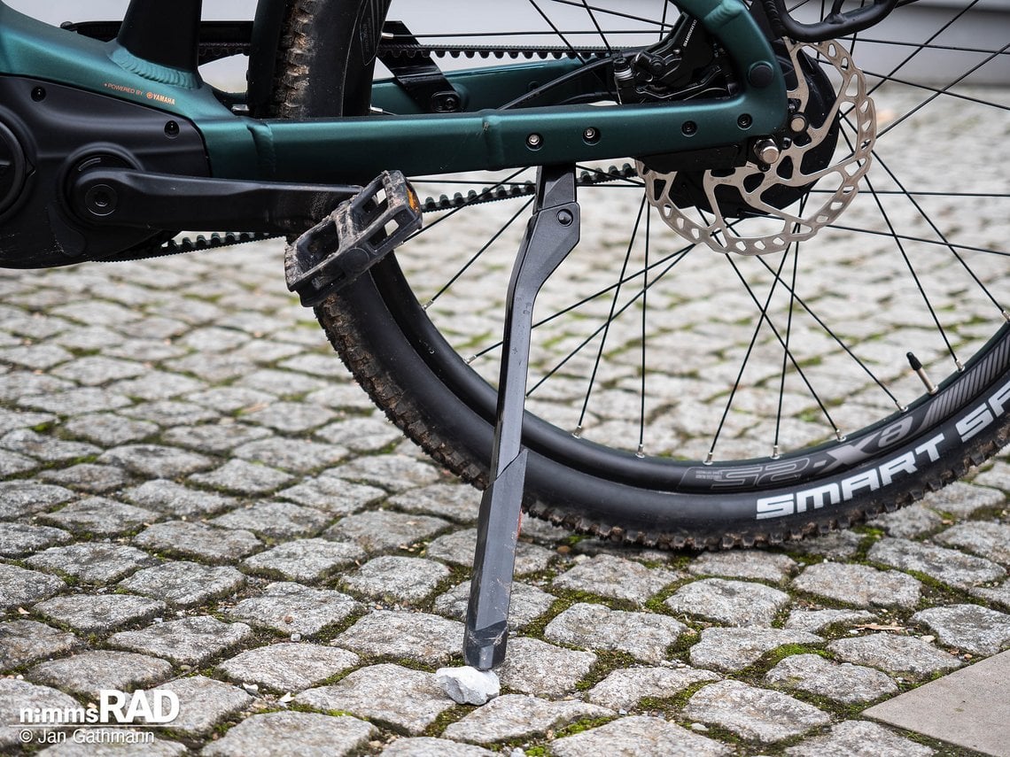 Auf dem Seitenständer steht das Rad auch mit Gepäck sicher.