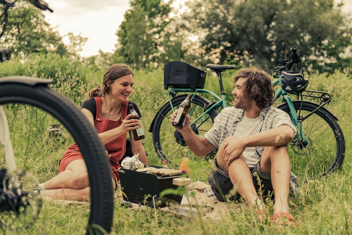 Grillhalterung am Bike und 'ne Kaltschale im Gepäck – What a time to be alive!