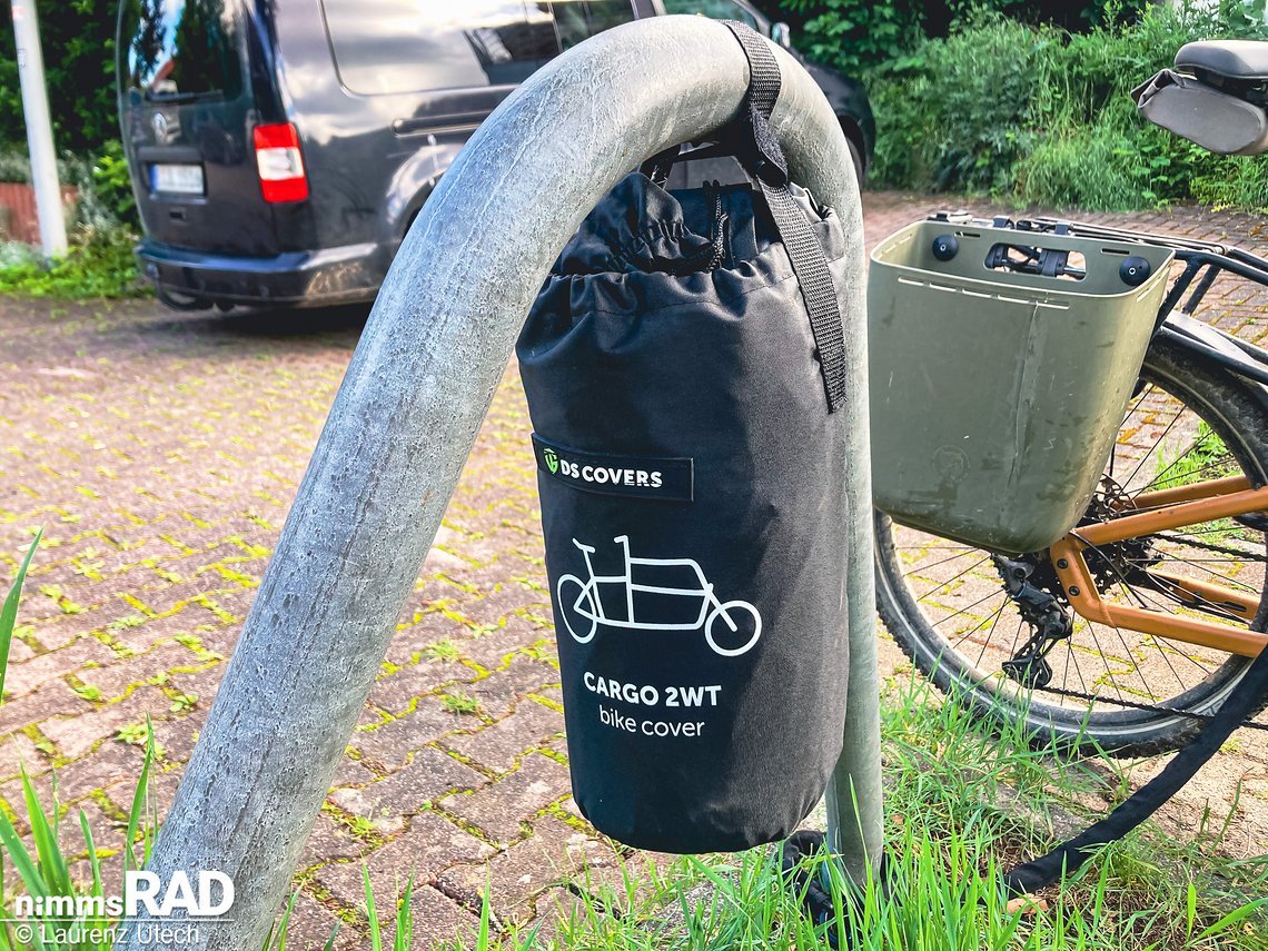 Praktisch: Der relativ große Beutel lässt sich am Fahrradständer befestigen, während man unterwegs ist.