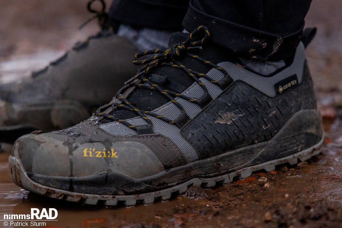 Der wetterfeste Fizik Terra Ergolace GTX macht einen besonders schmalen Fuß.