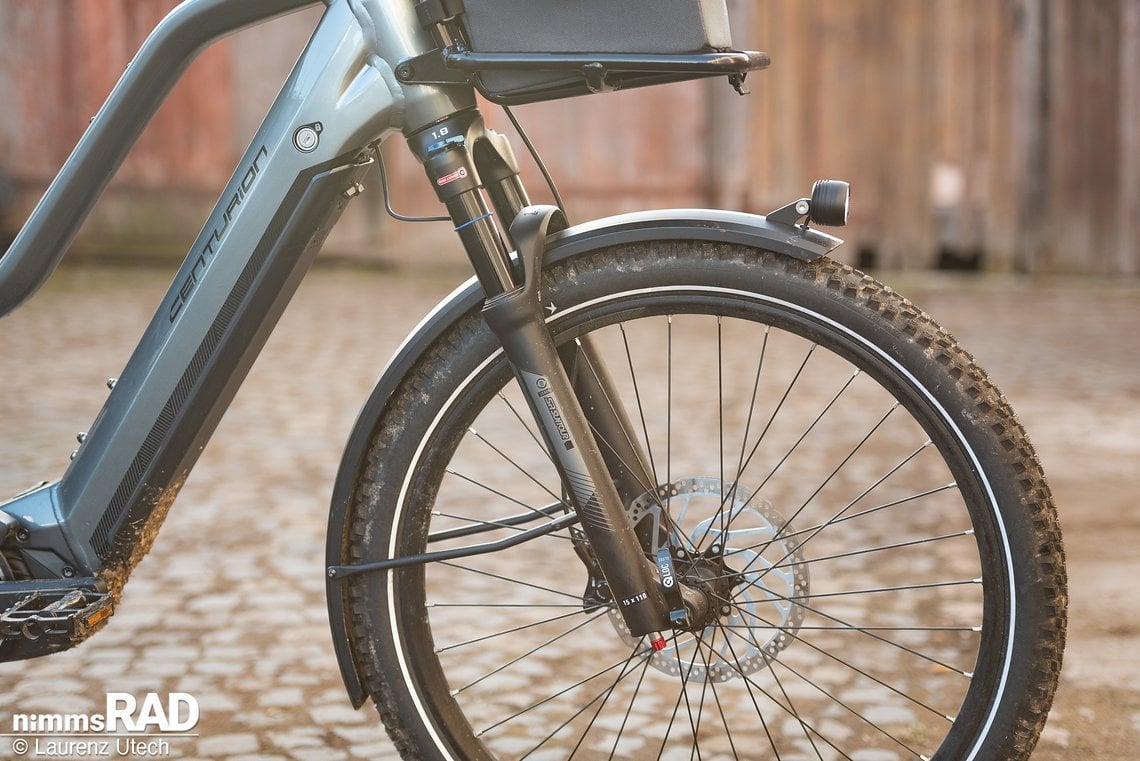 Die Suntour Zeron-Federgabel stellt gut gedämpfte 80 mm Federweg zur Verfügung.