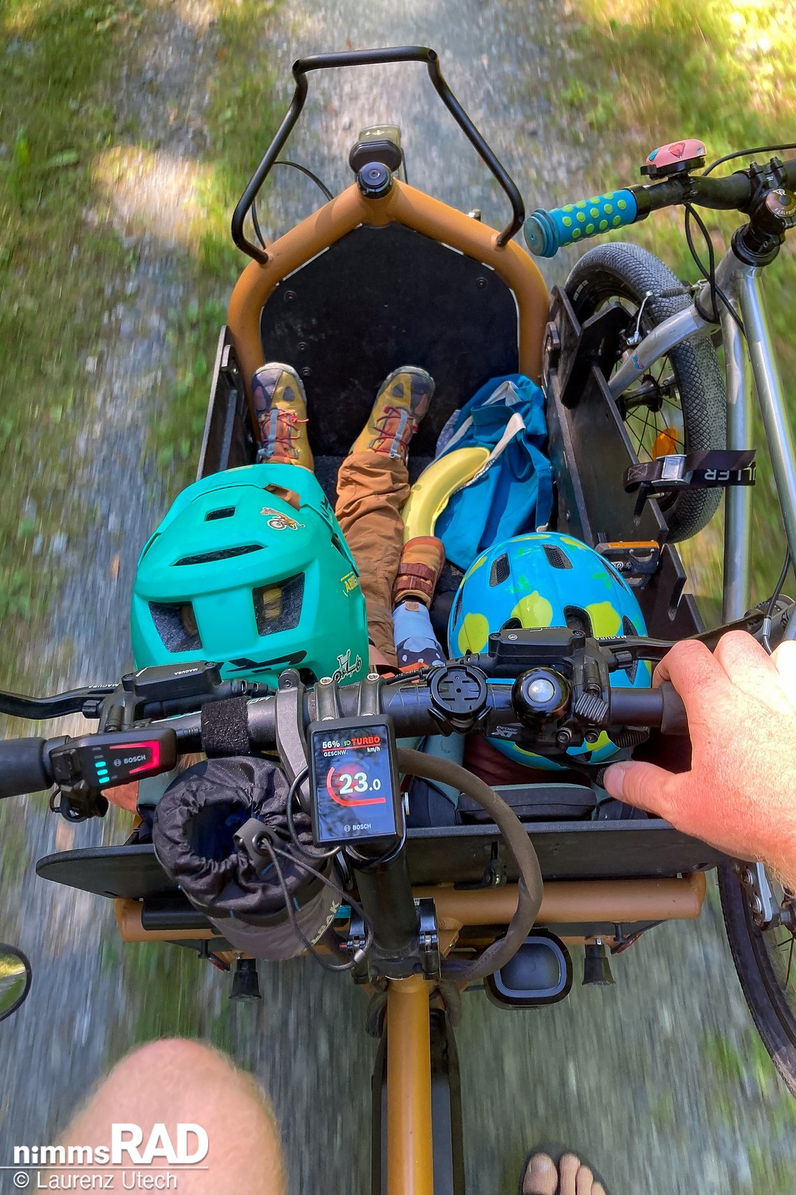 Flexibel unterwegs: Mit der Halterung ist das Kinderrad seitlich am Load verstaut, während die Kinder entspannt mitfahren.