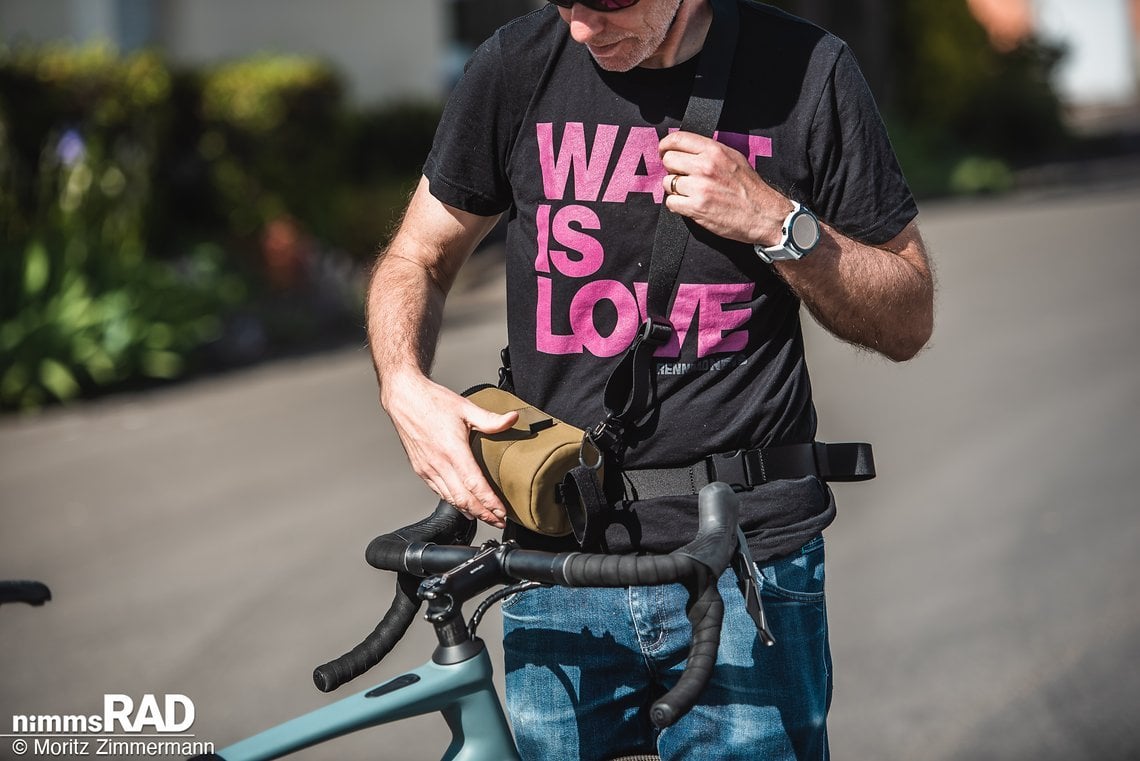 Praktisch: Der passende Tragegurt macht aus dem Bike Bag eine Tragetasche.