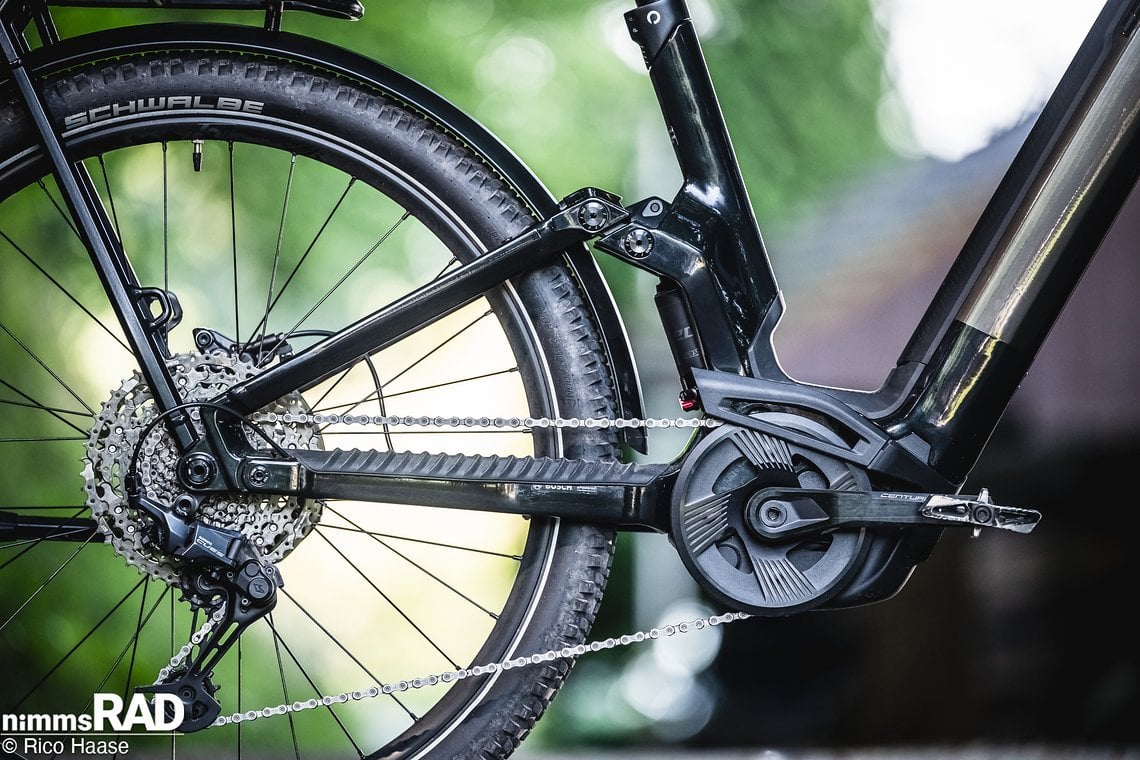 Der im Rahmen integrierte SR Suntour Dämpfer arbeitet unauffällig, aber effektiv – für geschmeidige Traktion und hohen Fahrkomfort.