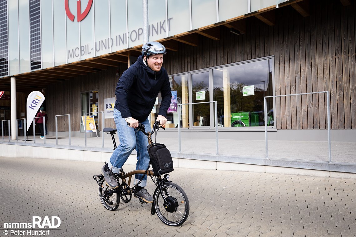 Eine wirkliche Bergziege ist das 12-Gang-Brompton nicht geworden, aber der Motor und die feine Gangabstufung helfen bei längeren und hügeligen Fahrten dennoch ungemein.