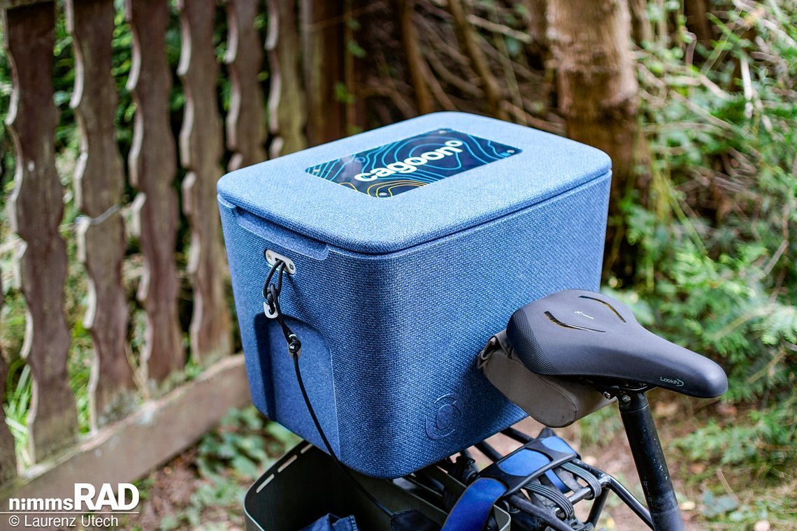 Cagoon X Tubus Aerostuffy (ab 236 €): per Racktime SnapIt 2.0 mit einem Klick auf den Gepäckträger montiert – sicherer Halt und einfache Handhabung.