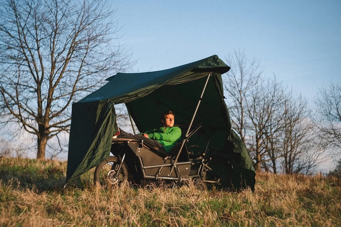 Das SpaceCamper Bike basiert auf dem Lastenrad-Klassiker Load von Riese & Müller und verfügt über einen Camping-Aufbau samt Liegefläche, Tisch und Zelt.