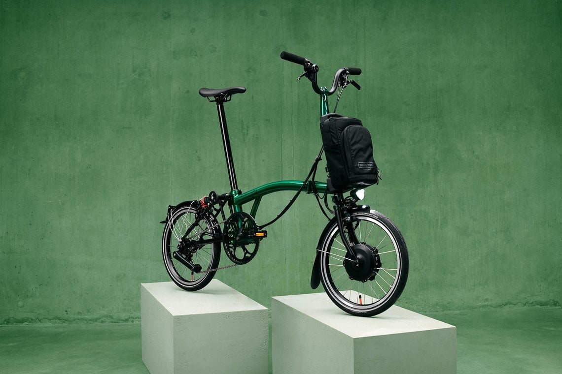 Das E-Faltrad Brompton P Line Electric in der neuen Saisonfarbe Emerald Lacquer.