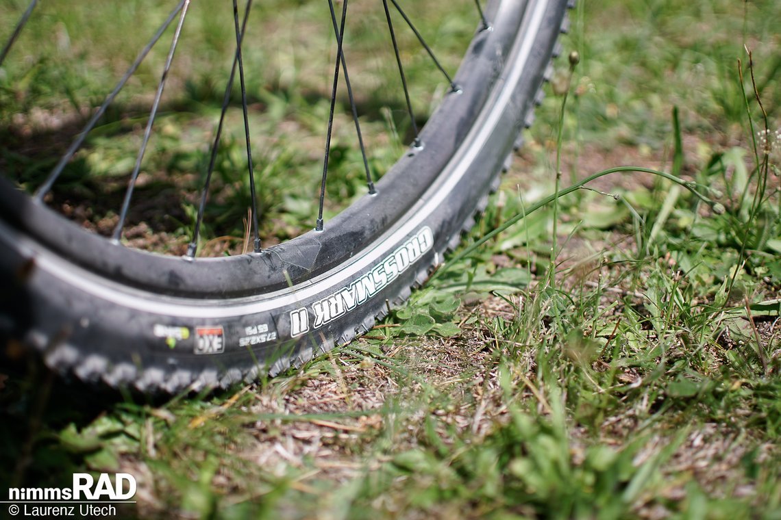 Die 27,5×2,25″ Maxxis Crossmark II Reifen bieten hohen Grip bei guten Abrolleigenschaften und sorgen dank Reflexstreifen für mehr Sichtbarkeit im Straßenverkehr.