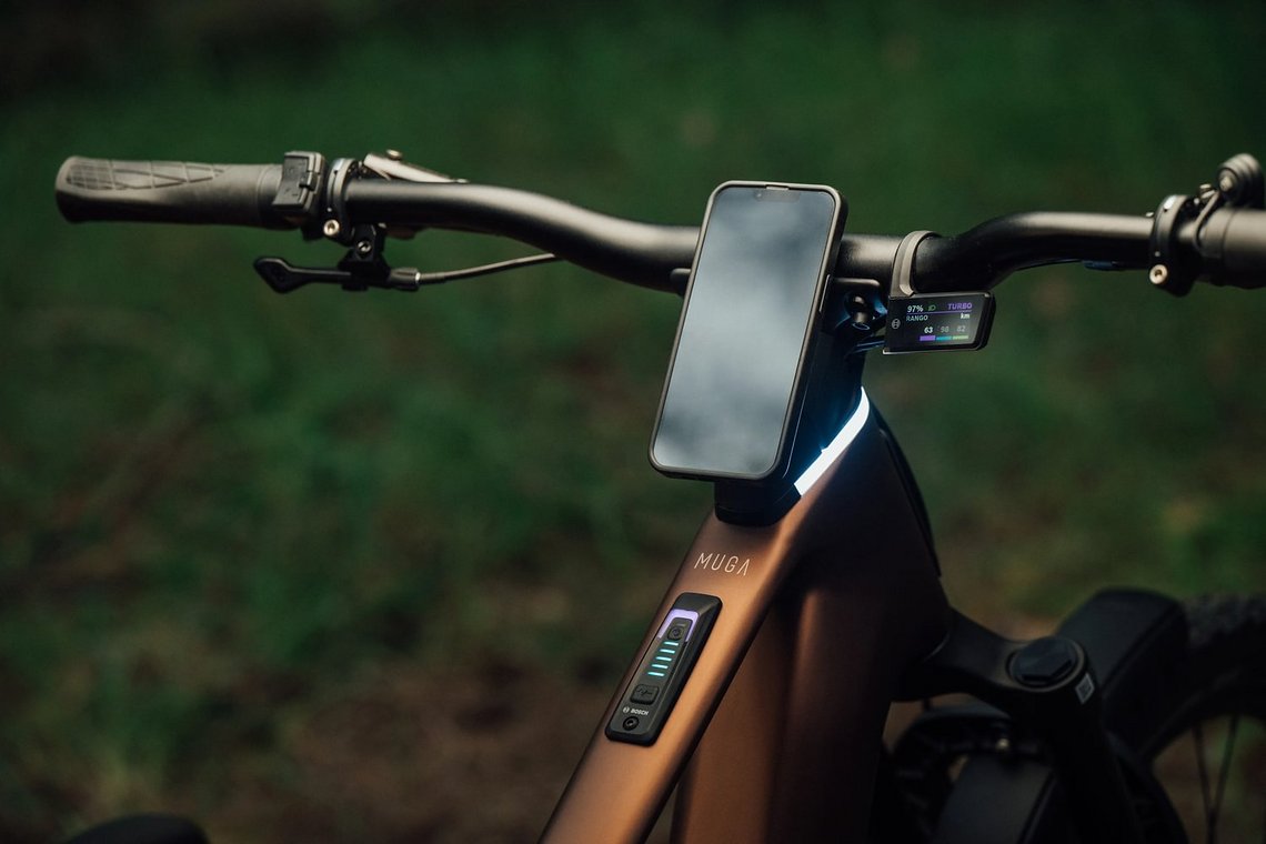 Optional integrierbare Smartphone-Halterung für Navigation, Fitnessdaten und digitale Funktionen via Bosch Flow App.