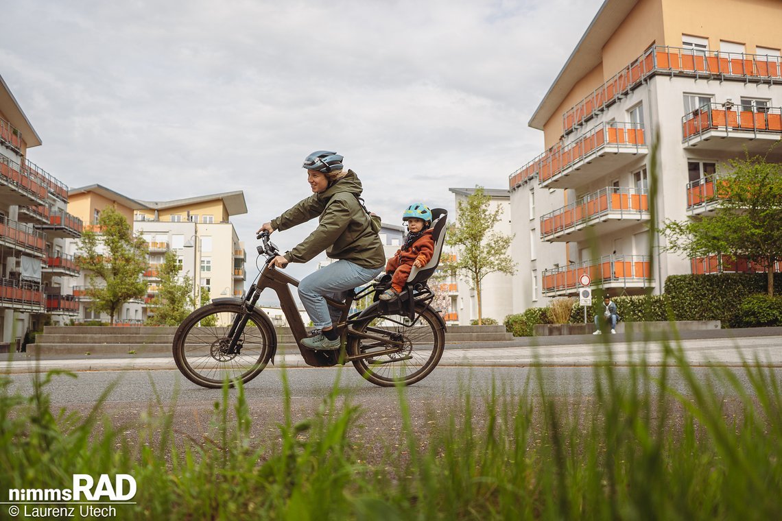 Auch mit Kind und Einkauf an Bord bleibt das Bike kontrollierbar – starke Bremsen und breite Reifen geben Sicherheit.