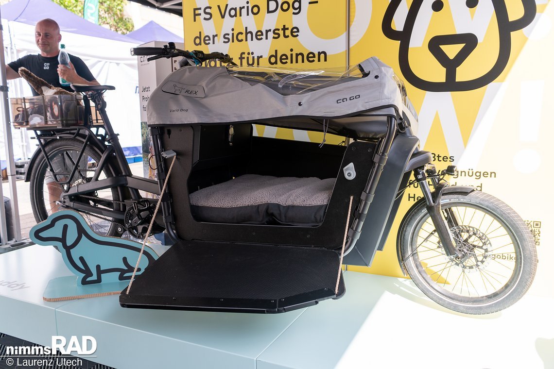 Mit höhenverstellbarer Einstiegsrampe, UV-Schutz und cleverer Ausstattung ist das Ca Go Vario Dog ideal für größere Hunde – sicher, komfortabel und agil.
