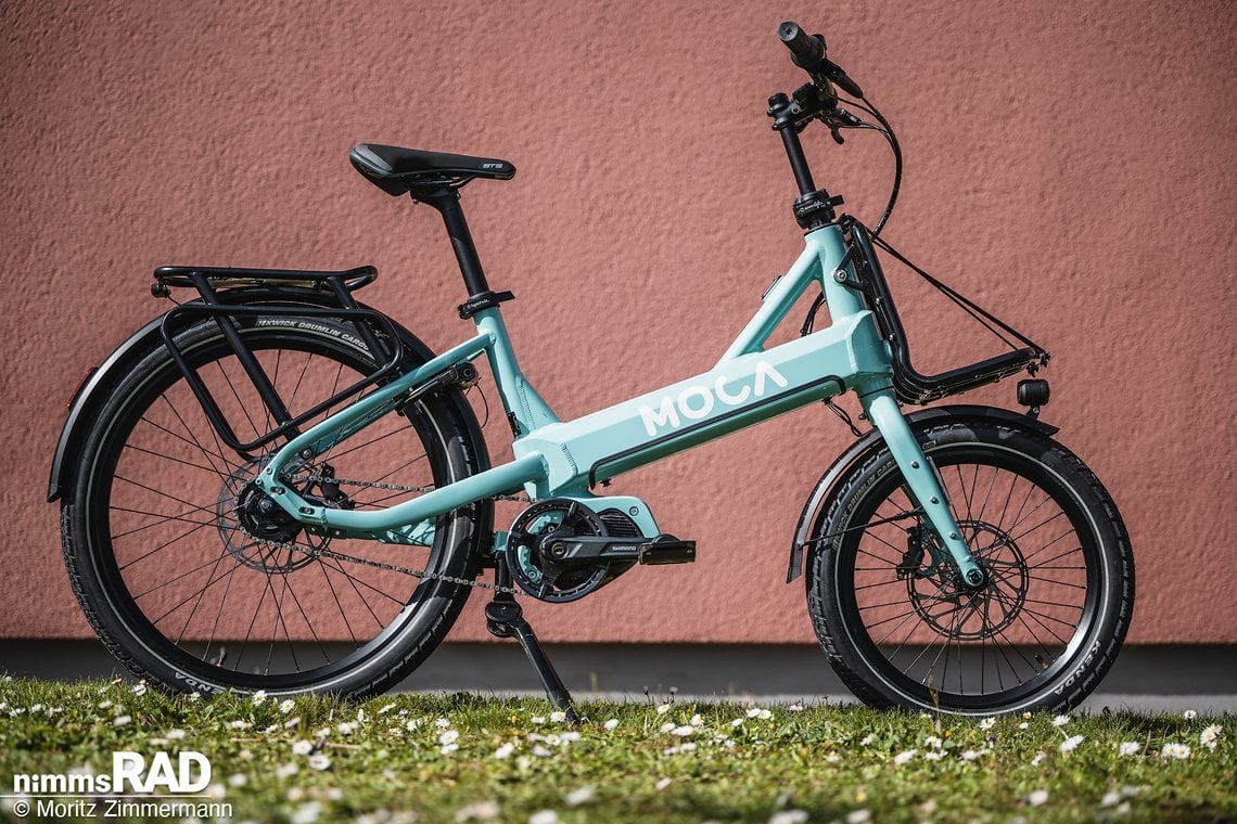 Das kompakte Moca Bike verfügt über ein eigenwilliges Rahmendeisgn mit praktischem mittlerem Einstieg, ist in einer Einheitsgröße erhältlich, mit einem Shimano EP600 Cargo-Motor ausgestattet und ab 4.699 € (UVP) zu haben.