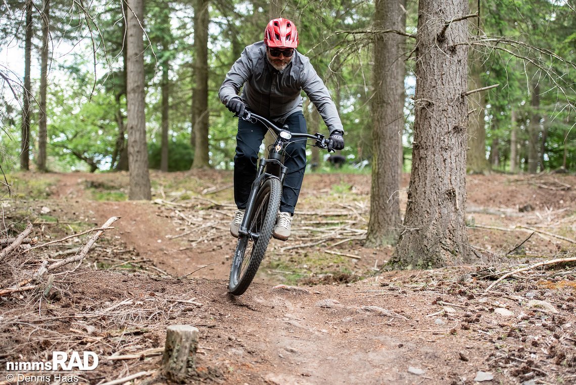 Bergab überzeugt das sportliche Fahrverhalten des SUV-E-Bikes.