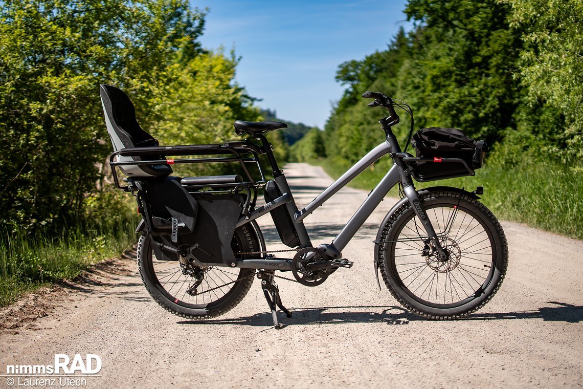 Das Benno Boost E-Lastenrad wurde um einen kompakten Aluminiumrahmen mit 24"-Bereifung konstruiert und kommt mit vielseitigen Zubehör-Optionen für verschiedene Einsatzzwecke.