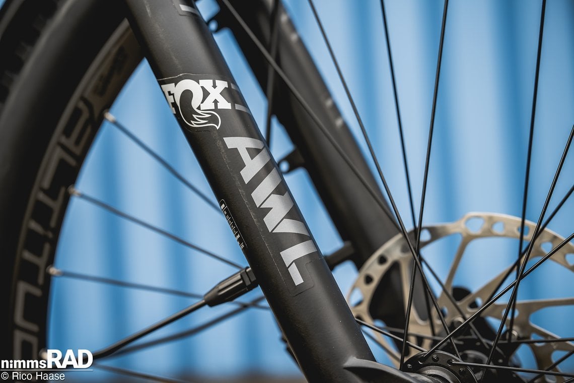 Am Numinis kommt die neue AWL eMTB+ von FOX zum Einsatz, die es dank entsprechender Mounts erstmalig ermöglicht, fest montierte Schutzbleche zu verbauen.