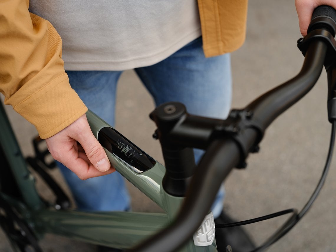 Die Bedienung des integrierten Displays befindet sich gleich darunter. Touchscreen kommt dann vielleicht in der 3. Generation?