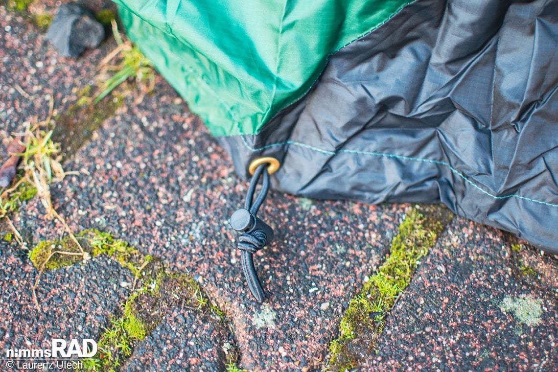 Die Gummizüge sind rings um den Bund des Parkas angebracht ...