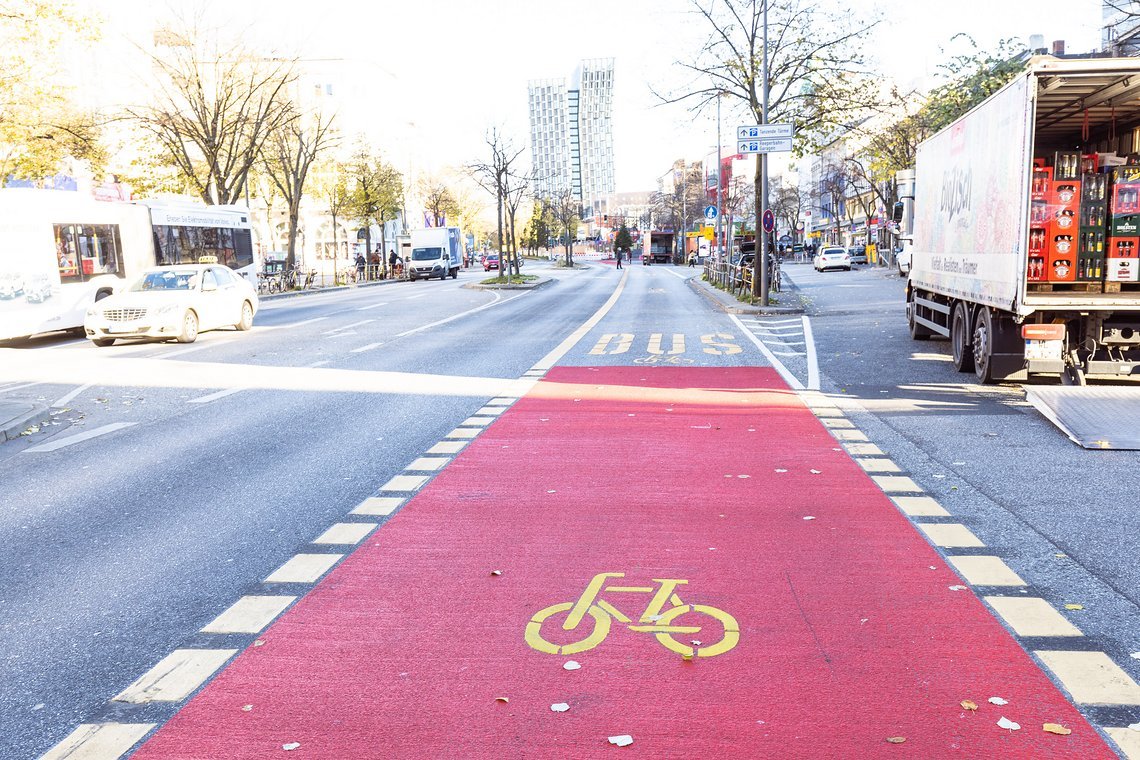 … Der Autoverkehr musste dafür eine Fahrspur abtreten.