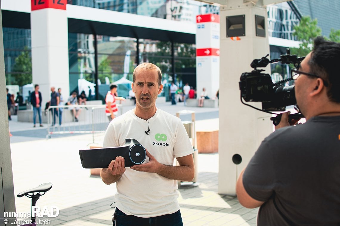 Uri Meirovich von Skarper präsentiert uns die ausgeklügelte Motor-Akku-Einheit, welche 2023 auf den Markt kommen soll.