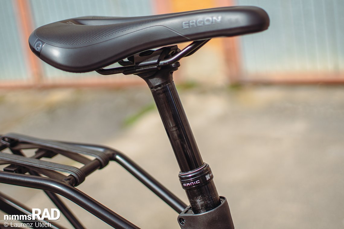 … und die absenkbare Sattelstütze ermöglichen eine schnelle Anpassung an verschiedene Fahrpositionen – ideal, wenn sich mehrere Personen ein Bike teilen.