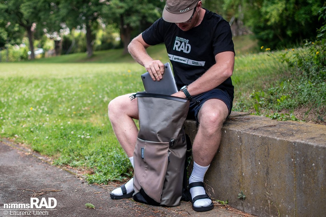 Sicher verstaut: Ein gepolstertes Fach schützt Laptop und Tablet zuverlässig vor Stößen – ideal für Pendlerinnen und Pendler.