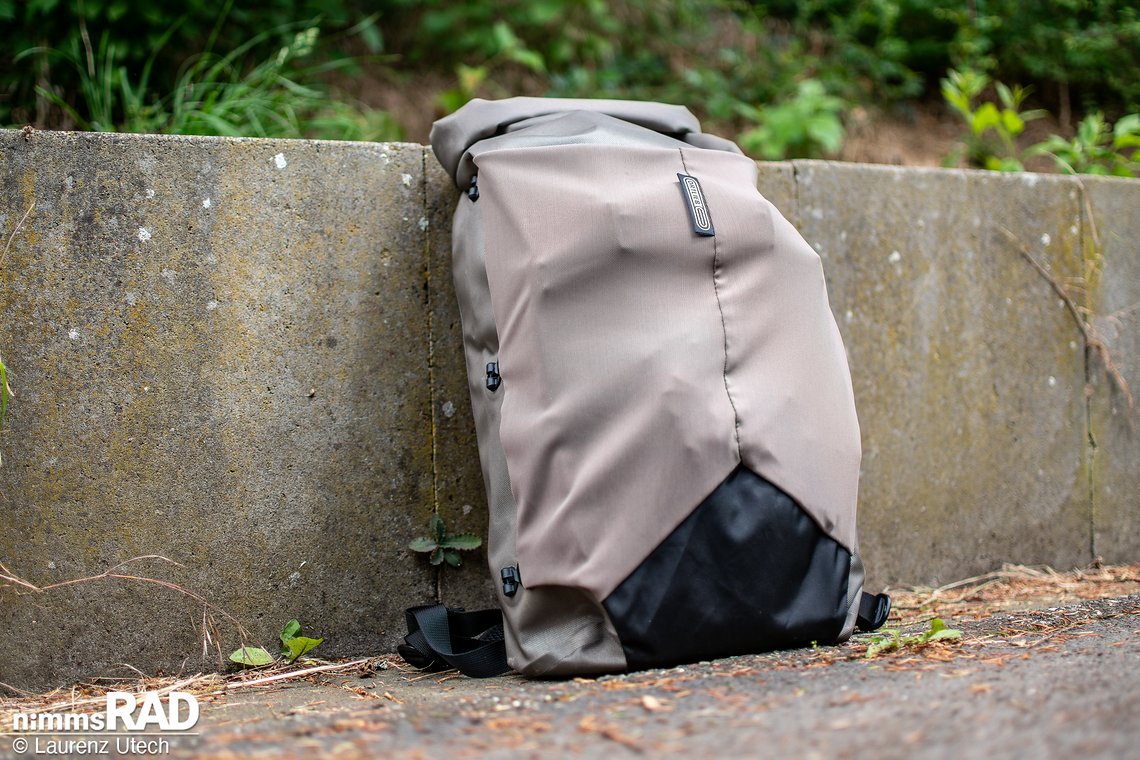 Das Herzstück des Hybrids: Die wendbare Netzabdeckung („Flap“) ermöglicht den schnellen Wechsel zwischen Rucksack- und Taschenmodus und besteht aus einem Stretch-Gewebe.
