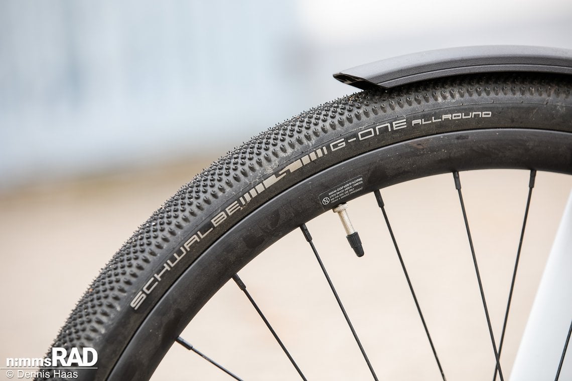 Die Schwalbe G-One Bereifung bietet eine komfortable Breite von 40 mm und generiert auch bei Nässe ausreichend Grip.