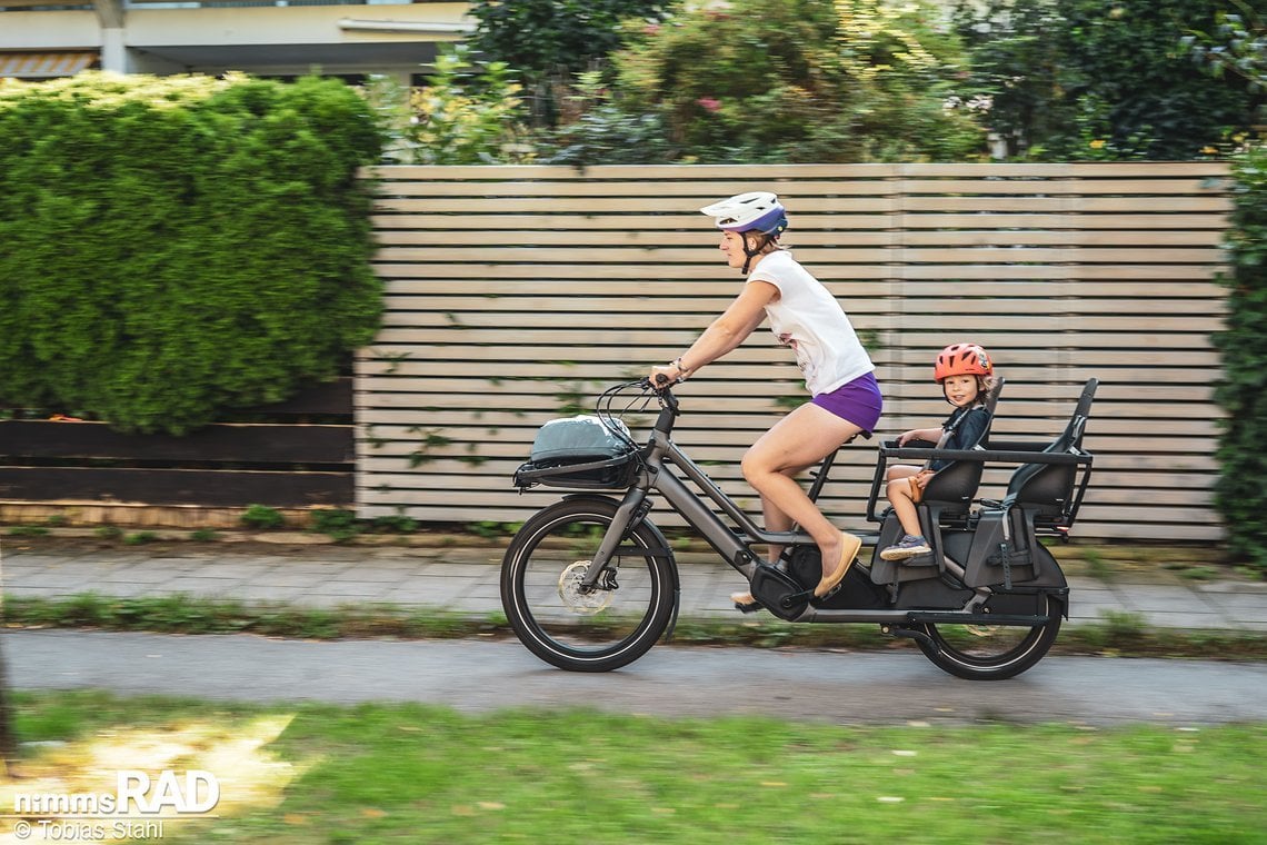 Kaum länger als ein normales Fahrrad und dennoch sicherer Platz für zwei Kinder hinter Mama oder Papa