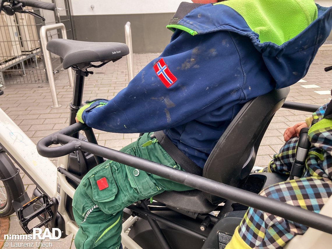 Die Rückenlehne bietet guten Support für den Rücken des Kindes und verfügt über Reflektoren.