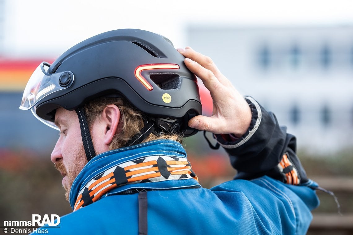 Die Beleuchtung des Helmes lässt sich easy einhändig einschalten, während man den Helm trägt.