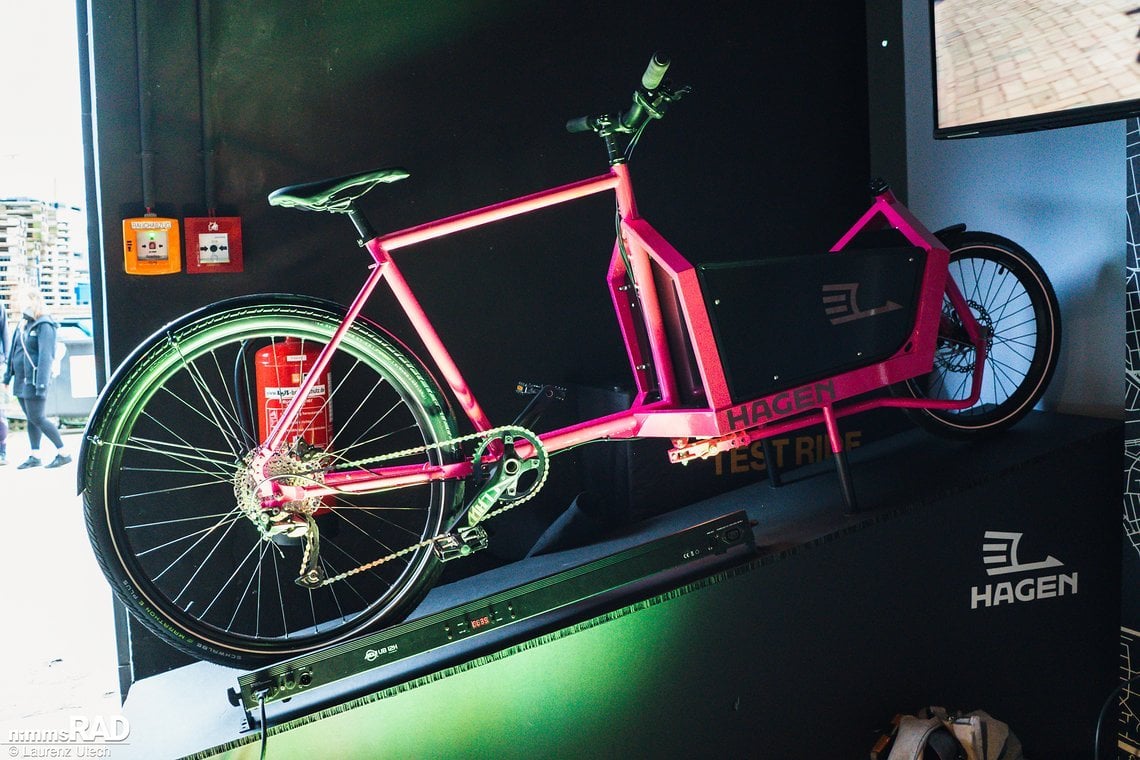 Hagen Lastenrad mit typisch technoider Rahmenform.