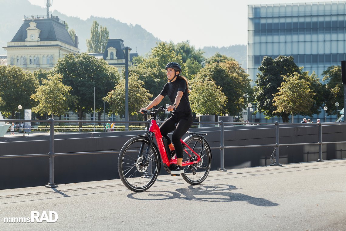 Die komfortable Tiefeinsteiger-Geometrie macht das Chenoa 365 :e ideal für den urbanen Alltag, mit hoher Stabilität und Mobilität.