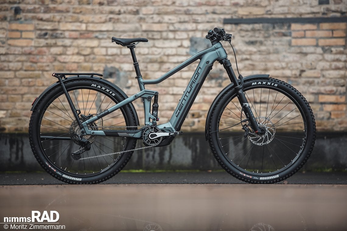 Das Centurion Numinis R2700i EQ basiert auf einem Trail-E-MTB mit 140/130 mm Federweg, verfügt über den starken Bosch CX-Motor und eine komplette Alltagsausstattung.