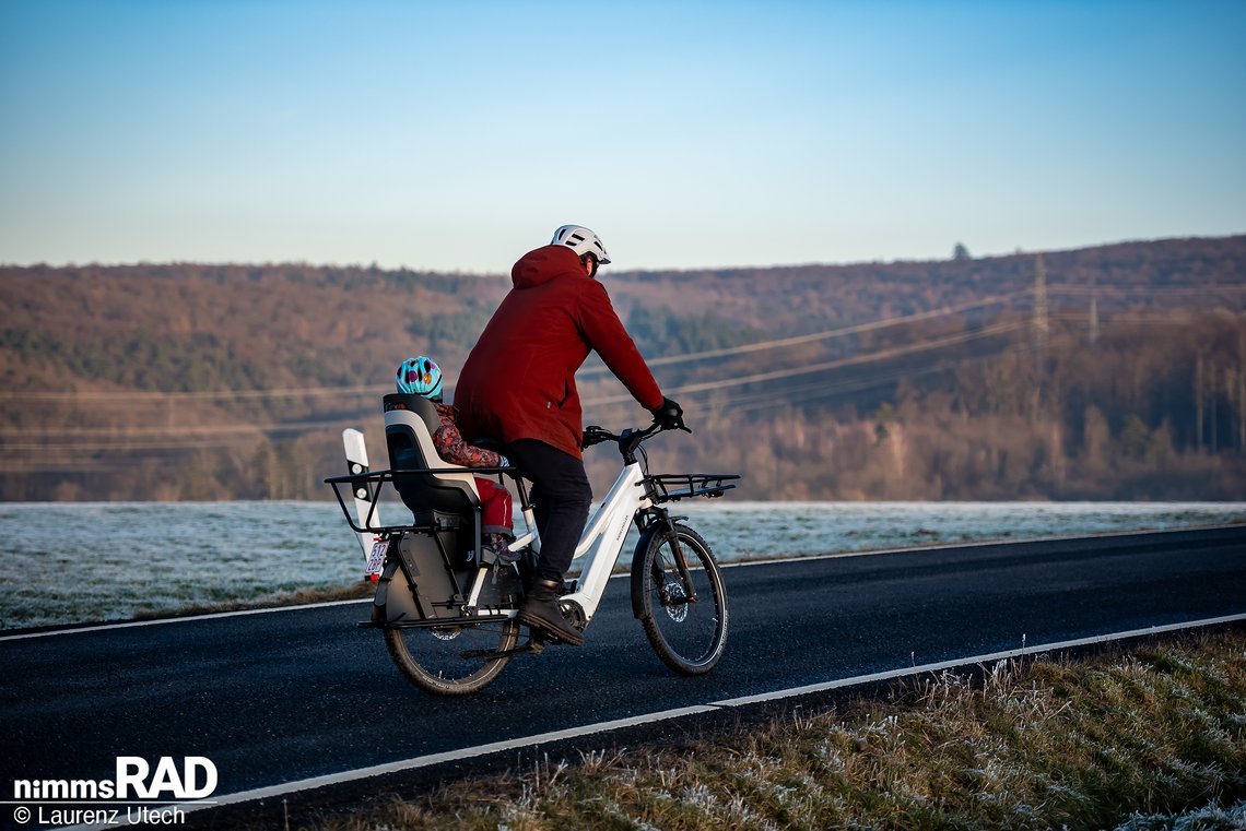 Mit seiner 26″-Bereifung bietet das Multicharger2 vergleichsweise große Reifen für ein Longtail-Lastenrad, die zwar gute Laufeigenschaften gewährleisten …