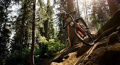 Artikelbild: Downhill World Cup 2025 – Val di Sole: Bube, Dame, König, VollgAS – Fotostory vom Finale