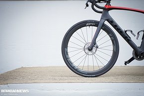 Wir konnten den neuen Aero-Allrounder von Zipp bereits an einem Trek Domane testen