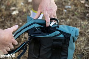 Die Schultergurte des Hybrid-Rucksacks werden hinter der Rückseite der Tasche in einem Reißverschlussfach verstaut.