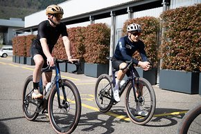 Hohe Aero-Felgen sehen auch auf dem Gravel-Bike sportlich aus.