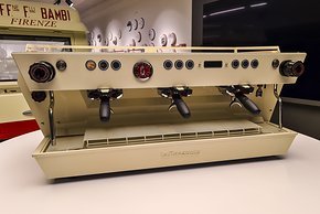 Ein Schmuckstück des Museums ist diese Linea PB Kaffeemaschine im Custom Design, angelehnt an das alte Verkaufsmobil, welches im Hintergrund steht.