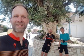 Gerade noch auf dem Llogara-Pass, jetzt unter dem Olivenbaum - das Team: der Autor, André und Treets (von links).
