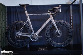Das Cybro N4 Rennrad basiert auf einem Carbonrahmen