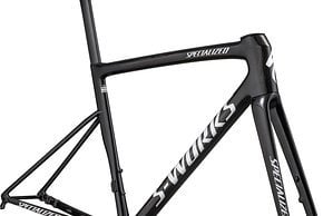 Das S-Works Tarmac SL8 Rahmenset gibt es in verschieden Designs mit Carbon-Struktur