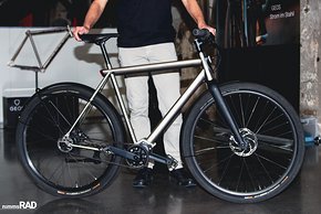 Bei Geos gab's ein neues puristisches Urban Bike mit Pinion, Pendlerausstattung und integriertem Gepäckträger zu bestaunen.