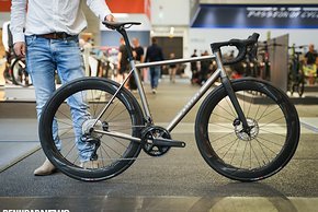 Das Pilot Celes ist ein Race-Rennrad aus Titan mit Carbongabel